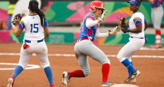 Estefany Duno from Venezuela faces off Carsyn Gordon from Puerto Rico in the Lima 2019 women’s softball preliminary round at the Villa María del Triunfo Sports Center