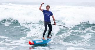 Connor Baxter de USA celebra haber obtenido el oro en la competencia de Surf SUP masculino de los Juegos Lima 2019, en Punta Rocas.