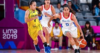 Jennifer O'Neill de Puerto Rico domina la pelota de baloncesto frente Manoela Rios de Colombia, ambos equipos luchan por la medalla de bronce, en los Juegos Lima 2019, en el Coliseo Eduardo Dibos