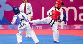 Angelica Espinoza de Perú se enfrenta a Sophie Gimeno de EE. UU. en Para taekwondo femenino K44 -49 kg en Lima 2019 en la Villa Deportiva Regional del Callao