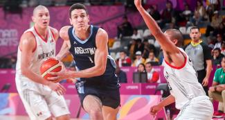 Argentinian Agustín Caffaro about to score against Mexico in the men’s basketball preliminary games