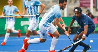 Pedro Ibarra de Argentina se enfrenta a Parmeet Singh de EE. UU. en semifinales de hockey de los Juegos Lima 2019, en el Complejo Deportivo Villa María del Triunfo.