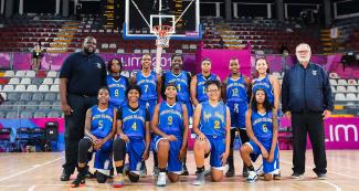 El equipo de baloncesto femenino de las Islas Vírgenes posa para una foto antes de enfrentamiento contra el equipo colombiano en los Juegos Lima 2019 en el Coliseo Eduardo Dibós