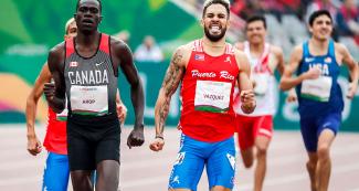 Los atletas de Canadá, Marco Raup, y Puerto Rico, Joel Vasquez, a punto de llegar a la meta en la Final de 800 metros, en los Juegos Lima 2019. 