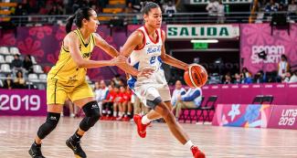 Deportistas Maria Palacio de Colombia en su intento de quitarle la pelota Tayra Melendez de Puerto Rico durante partido de baloncesto, en los Juegos Lima 2019, en el Coliseo Eduardo Dibos