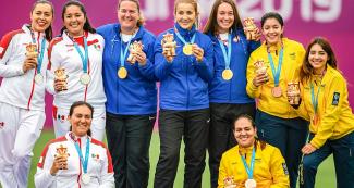 Equipos de México (plata), EE.UU. (oro) y Colombia (bronce) de arco recurvo mujeres por equipos posan orgullosas con sus medallas, en Lima 2019 en el Complejo Deportivo Villa Maria del Triunfo
