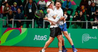 Facundo Bagnis y Guido Andreozzi de Argentina, se abrazan tras obtener victoria ante Perú, en los Juegos Lima 2019, en el Club Lawn Tennis