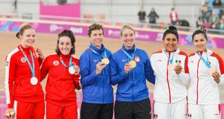 Medalists from Mexico (bronze), Canada (silver) and the US (gold) show her medals at the National Sports Village – VIDENA.