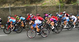 Ciclistas compiten en el circuito de la Costa Verde de San Miguel