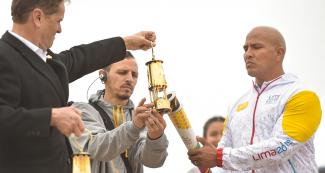 Carlos Neuhaus, presidente del comité organizador de los Juegos Panamericanos 2019, y el Para atleta Carlos Felipa participan en la ceremonia de la antorcha Parapanamericana en Lima 2019 en Pachacamac