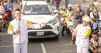 Torchbearers proudly carry the Lima 2019 Parapan American Games torch. 