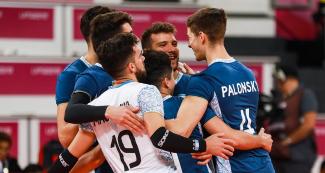 El equipo de vóleibol de Argentina celebra su victoria ante sus rivales de Puerto Rico en los Juegos Lima 2019 en la Villa Deportiva Regional del Callao.