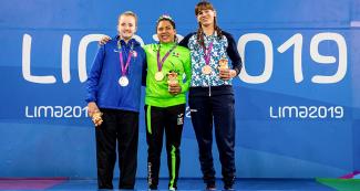 Laurie Hermes de EE. UU. (plata), Matilde Alcazar de México (oro) y Nadia Baez de Argentina (bronce) en el podio de Para natación 400 m libre femenino en Lima 2019 en la Villa Deportiva Nacional – VIDENA.