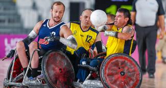 Eric Newby de EE. UU. se disputa el balón con Moises Alonso de Colombia en rugby en silla de ruedas en el Polideportivo Villa El Salvador en Lima 2019