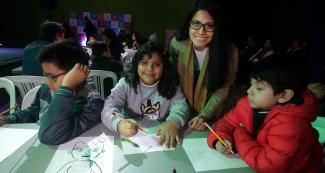 Niños sonrientes con sus dibujos en evento infantil del Culturaymi el 25 de agosto en Lima 2019