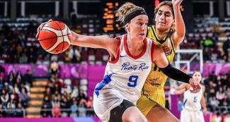 La puertorriqueña Allison Gibson se aferra a la pelota de baloncesto frente a Manoela Rios de Colombia. Los dos equipos buscaban al de bronce, en los Juegos Lima 2019, en el Coliseo Eduardo Dibos