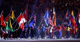 Atletas de América cargan las banderas de sus países en la ceremonia de clausura de los Juegos Lima 2019 en el Estadio Nacional