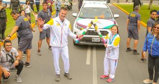Nicolas Fuchs, Embajador Lima 2019, y la Para gimnasta Arianna Alegre posan juntos con las antorchas en el tercer día del Relevo de la Antorcha Parapanamericana de Lima 2019