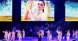 Fabiola de la Cuba y bailarines acompañantes en espectáculo musical del Culturaymi del 28 de julio en Lima 2019