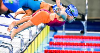 Estefany De Oliveira de Brasil se lanza al agua en competencia de Para natación 200 m combinado individual femenino SM5 en Lima 2019 en la Villa Deportiva Nacional – VIDENA.