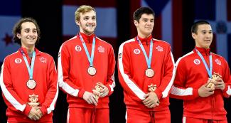 Los esgrimistas canadienses posan felices con sus medallas de bronce y sus cuchimilcos, en los Juegos Lima 2019, en Lima Convention Center