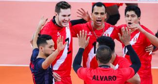 El equipo de vóleibol del Perú se reúne en su enfrentamiento contra el equipo de Cuba en los Juegos Lima 2019 en la Villa Deportiva Regional del Callao.