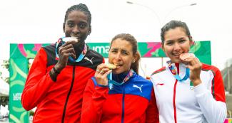 Tenie Campbell, Arlenis Sierra, Lizbeth Salazar reciben medallas tras triunfo en ciclismo