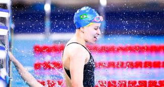 Debora Cerneiro de Brasil celebra luego de terminar de nadar en Para natación 100 m SB14 en la Villa Deportiva Nacional – VIDENA en Lima 2019.