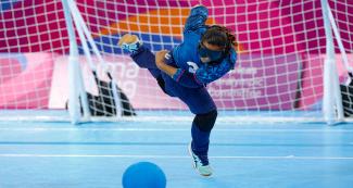 Jessica Vitorino de Brasil con el balón en partido de gólbol de Lima 2019 en la Villa Deportiva Regional del Callao