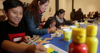 Niños pintando con sus familias en evento infantil del Culturaymi el 25 de agosto en Lima 2019