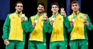 Los esgrimistas brasileros ganan medalla de plata en la modalidad florete y posan frente a cámara con sus cuchimilcos, en los Juegos Lima 2019