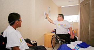 Dos Para atletas en silla de ruedas hacen uso de uno de los departamentos de la Villa Panamericana Lima 2019