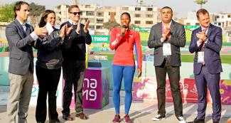 Para atleta Omara Durand brinda un sentido durante su visita a la VIDENA para dejar sus huellas en placa de concreto