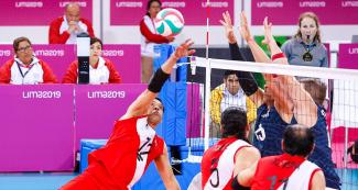 Bruno Quiros de Perú se enfrenta a EE. UU. en vóleibol sentado en Lima 2019 en la Villa Deportiva Regional del Callao