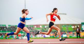 Kaitlin Bounds de EE. UU. y Maria Alessandra Gazzo de Perú a toda velocidad en Para atletismo 400 m mujeres T20 en la Villa Deportiva Nacional – VIDENA en Lima 2019