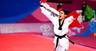 Angelica Espinoza celebra con la bandera del Perú el oro en Para taekwondo mujeres K44 -49 kg en Lima 2019 en la Villa Deportiva Regional del Callao.
