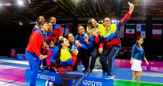 Esgrimistas de Venezuela, EE. UU. y Cuba, felices de ganar medallas, en el Centro de Convenciones de Lima, en los Juegos Lima 2019