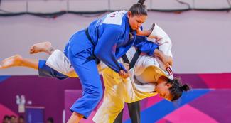 Diana Brenes de Costa Rica y Karen León de Venezuela luchan ferozmente por el bronce en judo mujeres -78 kg, en los Juegos Lima 2019 en la Villa Deportiva Nacional – VIDENA.