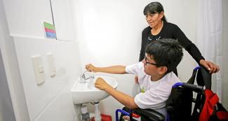 Para atleta en silla de ruedas utiliza el caño del baño de un departamento de la Villa Panamericana Lima 2019