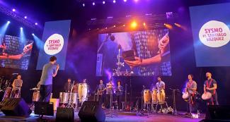 Conjunto de percusión Sysmo y Santiago Vásquez en el escenario de Culturaymi del día 3 de agosto en Lima 2019