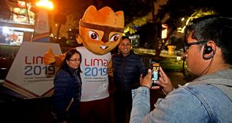 Milco se toma una foto con dos fans en evento del Culturaymi del día 10 de agosto en Lima 2019