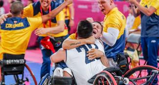 Equipo colombiano de baloncesto en silla de ruedas celebra victoria ante Argentina en Lima 2019 en la Villa Deportiva Nacional – VIDENA.