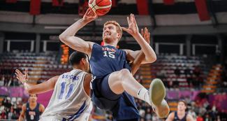 Geoffrey Groselle jumps with the ball in the Lima 2019 basketball game against Dominican Republic at the Eduardo Dibós Coliseum