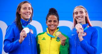 Las tres Medallistas, Margo Geer de Estados Unidos; Etiene Pires de Brasil y Madison Kennedy de Estados Unidos posan sonrientes con sus trofeos tras competir en la categoría de natación, en los Juegos Lima 2019, en la Villa Deportiva Nacional - VIDENA