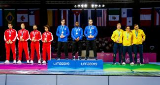 Esgrimistas de Canadá, EE. UU. y Colombia, felices de ganar medallas, en los Juegos Lima 2019, en el Centro de Convenciones de Lima