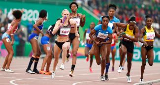 Sage Watson y Jade Stepter compiten en relevo femenino de 4x400 metros