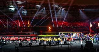 Atletas de todo América frente al escenario durante la ceremonia de clausura de los Juegos Lima 2019 en el Estadio Nacional