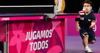 Ian Seidenfeld de EE. UU. en acción en Para tenis de mesa en la Villa Deportiva Nacional – VIDENA en Lima 2019.