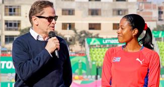 Carlos Neuhaus felicita a la Para atleta Omara Durand en medio de la Ceremonia de honor en la VIDENA