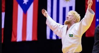 Luan Pimentel de Brasil celebra su victoria y medalla de oro en judo -73 kg en la Villa Deportiva Nacional – VIDENA en Lima 2019